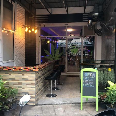 Bonkers Guesthouse Паттая Екстер'єр фото