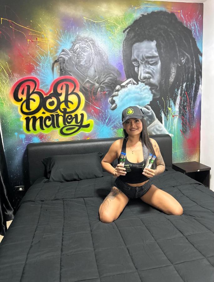Bonkers Guesthouse Паттая Екстер'єр фото