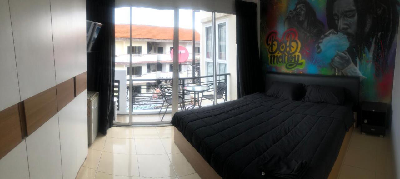Bonkers Guesthouse Паттая Екстер'єр фото